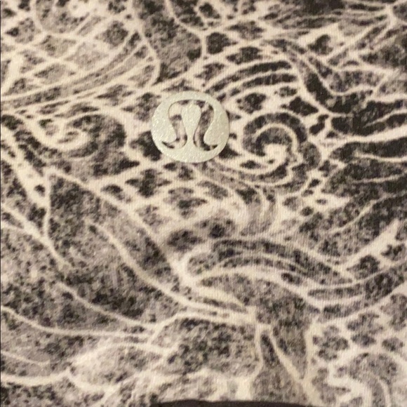 FABULOUS...Lululemon Sweat & Repeat Crop - Picture 9 of 10